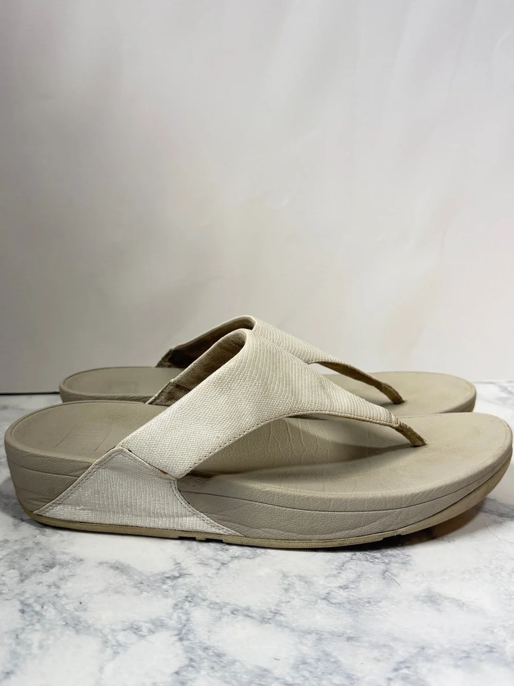 Fitflop Lulu sliver white metallic reptile shimmer thing sandals size 10